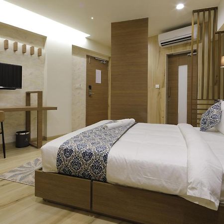 Hotel Elysian Residency Ahmedabad Exterior photo
